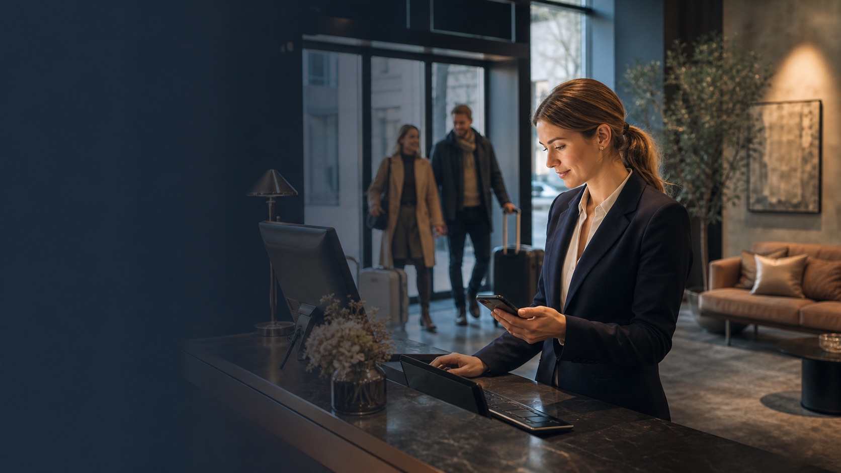Hotelmedarbejder koordinerer bookinger og gæstespørgsmål i en nordisk reception