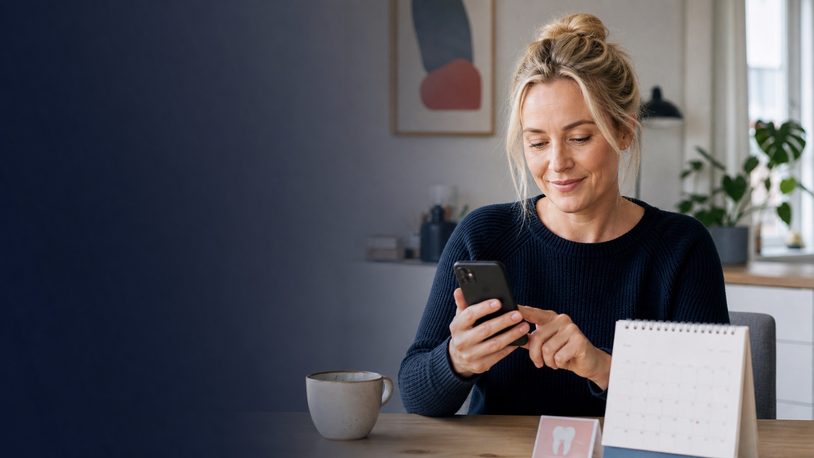 Patient bestiller tandlægetid på en mobiltelefon med sin kalender åben