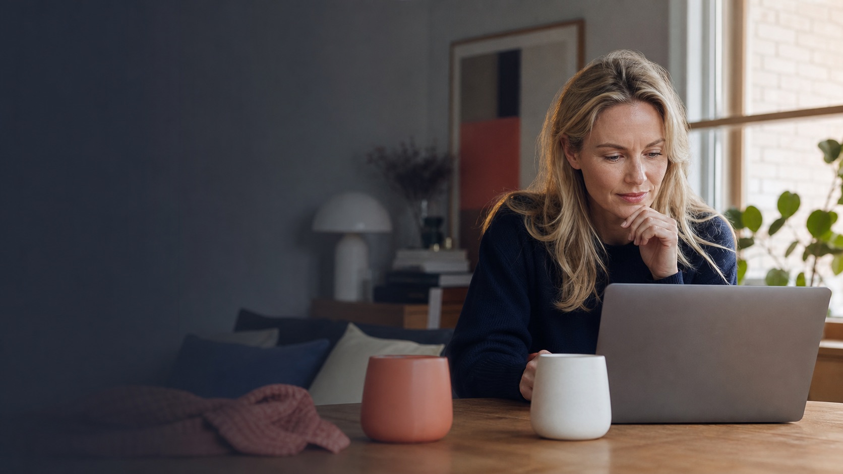 Onlinekunde sammenligner produkter og får købshjælp via webshoppen på sin computer